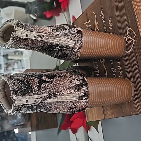 Ladies Elle snakeskin print boots NWT size 8.5 - Picture 4 of 8